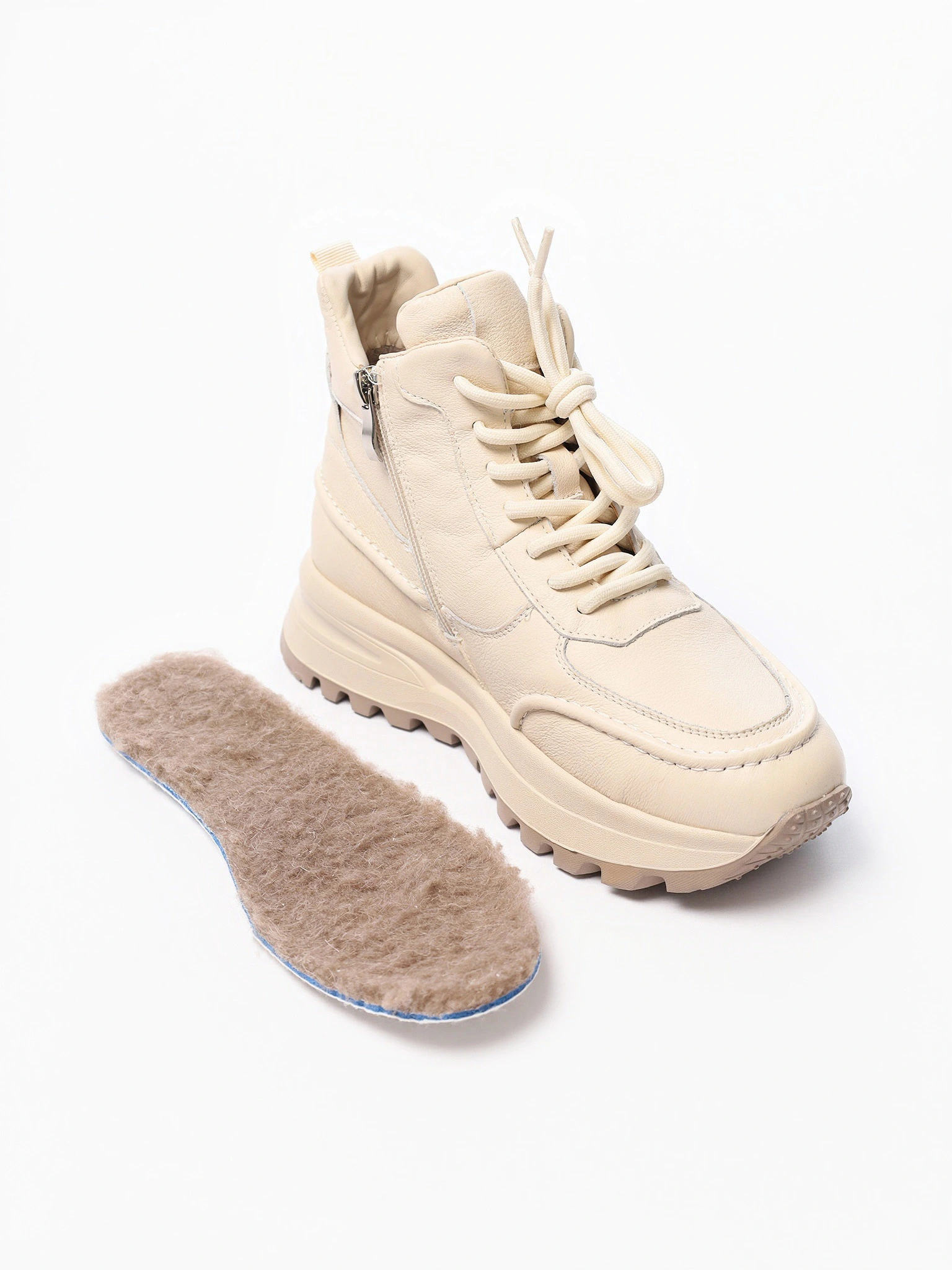 Кроссовки бежевого цвета на рельефной подошве